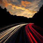 Lichtspuren von Autos – kurze Wege beim Valet Parking am Flughafen Stuttgart.